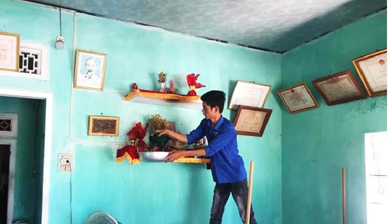 Đoàn viên sửa sang nhà của cho gia đình người có công